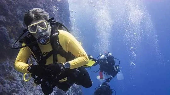 Malpelo-diver-diving-colombia
