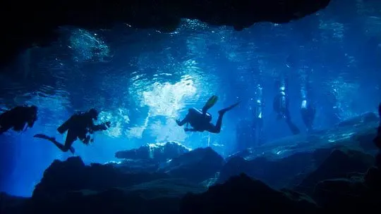 Mexico-riviera-Maya-cenotes-divers-underwater